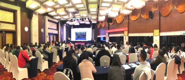 本次学术会议由深圳开云手机平台-开云(中国)主办,邀请了来自国内外众多眼科专家大咖进行专题讲座,共同探讨和分享国内外眼科领域的 与发展,进一步加强了眼科界同仁之间的交流和学习。.jpg 本次学术会议由深圳开云手机平台-开云(中国)主办,邀请了来自国内外众多眼科专家大咖进行专题讲座,共同探讨和分享国内外眼科领域的 与发展,进一步加强了眼科界同仁之间的交流和学习。.jpg