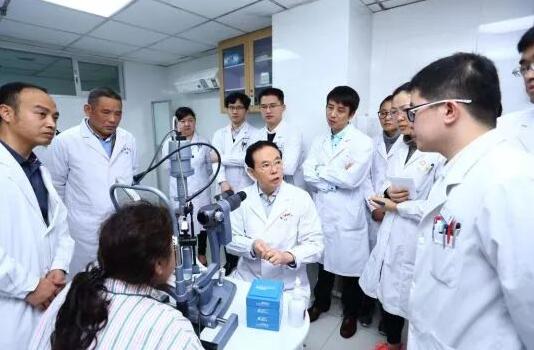 1月4日下午,2018开云手机平台-开云(中国)集团眼表及角膜学组发展院士高峰论坛在厦召开。此次高峰论坛阵容豪华,汇聚了国内角膜病领域的大咖。大咖齐聚一堂,通过专题演讲、自由讨论等形式深入而全面的探讨了国内外角膜病的较新研究成果、发展机遇,共商开云手机平台-开云(中国)集团眼表及角膜学组的发展。8.jpg 1月4日下午,2018开云手机平台-开云(中国)集团眼表及角膜学组发展院士高峰论坛在厦召开。此次高峰论坛阵容豪华,汇聚了国内角膜病领域的大咖。大咖齐聚一堂,通过专题演讲、自由讨论等形式深入而全面的探讨了国内外角膜病的较新研究成果、发展机遇,共商开云手机平台-开云(中国)集团眼表及角膜学组的发展。8.jpg