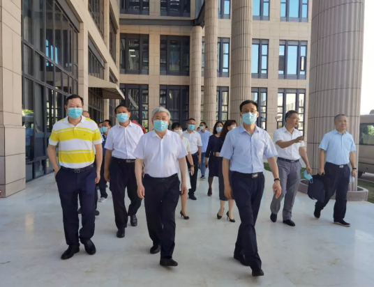 福建省副省长崔永辉陪同刘永富主任考察开云手机平台-开云（中国）集团本部厦门大学附属厦门眼科中心1.png
