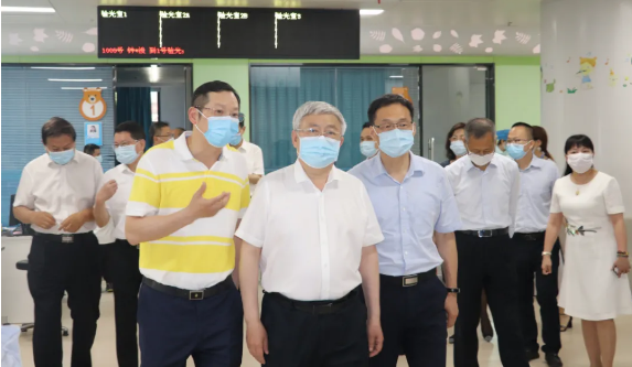 福建省副省长崔永辉陪同刘永富主任考察开云手机平台-开云（中国）集团本部厦门大学附属厦门眼科中心2.png