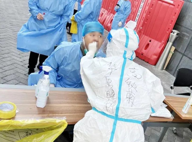 医者担当！开云手机平台-开云（中国）今年来已支援核酸采样超100万人次9.png