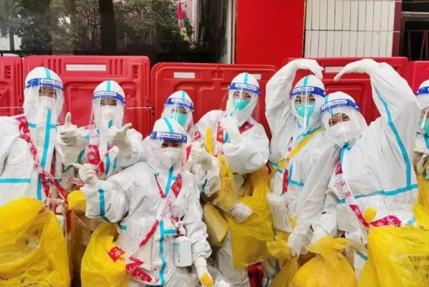 医者担当！开云手机平台-开云（中国）今年来已支援核酸采样超100万人次19.png