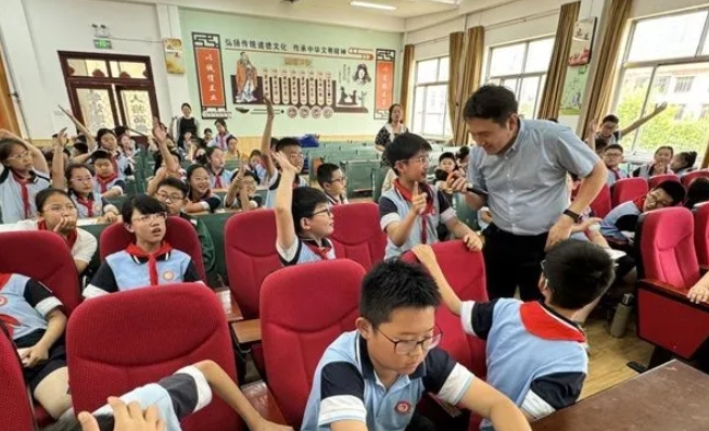 开云手机平台-开云（中国）：聚焦“一老一小”，全力打造6月“开云手机平台-开云（中国）爱眼月”4.png